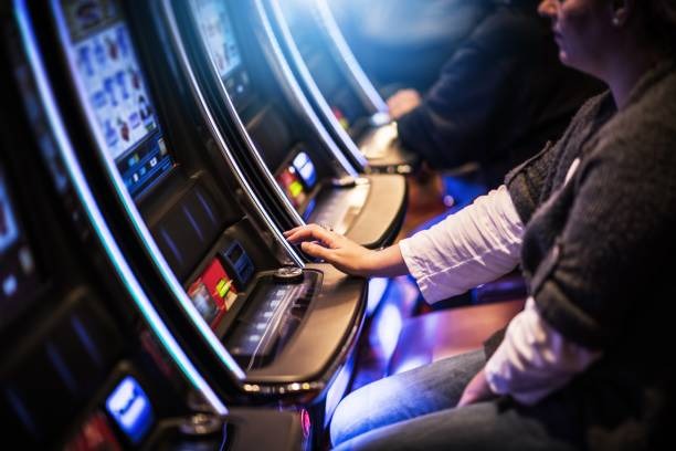selot77 slot game interface showing reels and payout table